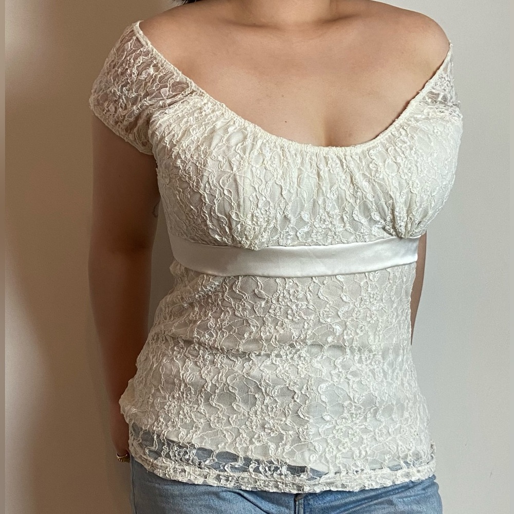 Lace detailed top with a silk ribbon tied in the back, perfect for picnic :3